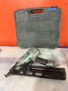 lot 141 image: Hitachi Pneumatic 2 12-Inch 15-Ga. Angled Finish Nailer in case