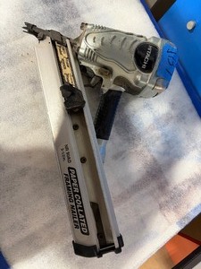 lot 137 image: Hitachi Pneumatic 30-degree 3 12clipped head Framing Nailer ND 90AD
