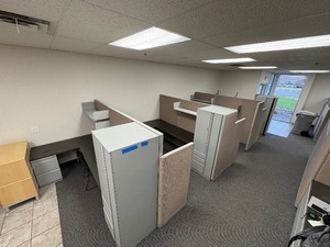 lot 265 image: (4)Workstations Each includes 3 straight panels & end panel, hanging shelfshelves, L-shaped desk. 3 cubicles have a gear locker