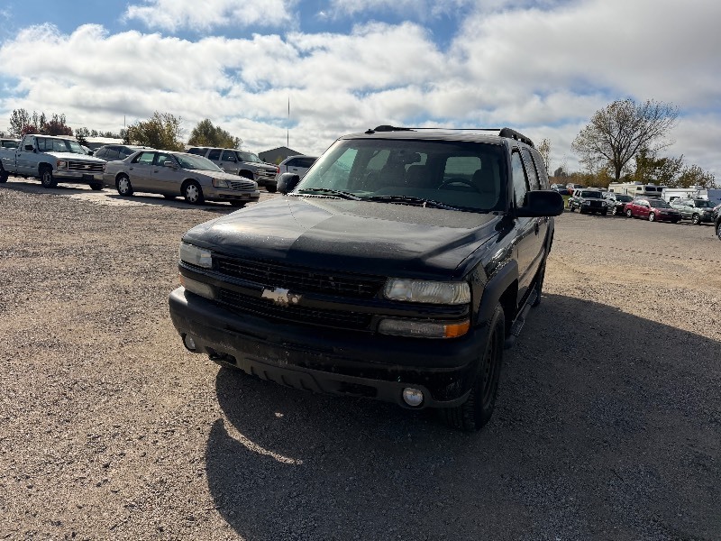 lot 3 image: 2003 Chevrolet Suburban