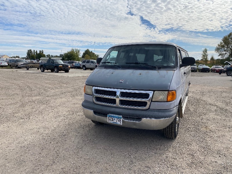 lot 17 image: 2001 Dodge 2500 Ram Van