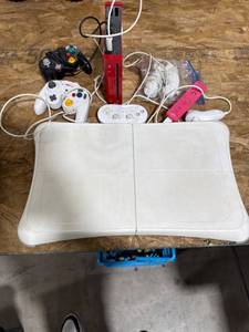 lot 0028 image: Nintendo Wii Gaming System Lot