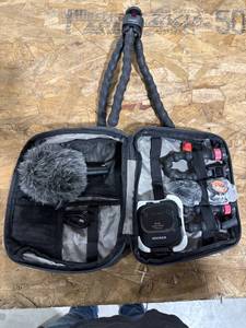 lot 0029 image: Neewer Vlogging Kit