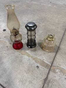 lot 0065 image: Assorted Vintage Oil Lamps