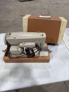lot 0115 image: Vintage Singer Sewing Machine with Case