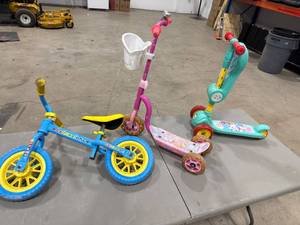 lot 0129 image: Childrens Riding Toys
