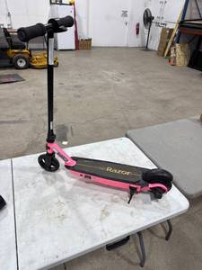 lot 0130 image: Razor Electric Scooter