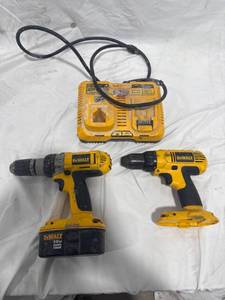 lot 0149 image: DeWalt Cordless Drill Set