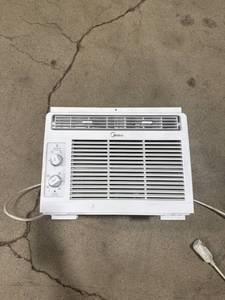 lot 0154 image: Midea Window Air Conditioner