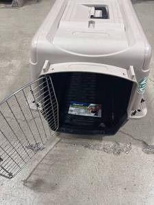 lot 0156 image: Plastic Pet Carrier