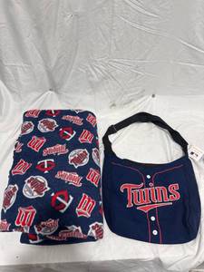 lot 0171 image: Twins Blanket and Shoulder Bag