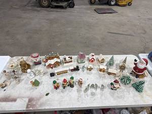lot 0199 image: Christmas Village Figurines