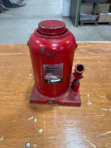 lot 0203 image: Strongway 50-Ton Bottle Jack