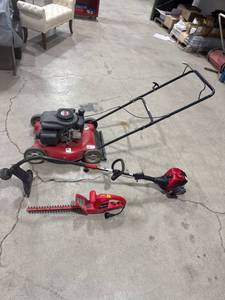 lot 0206 image: Lawn Garden Tool Set