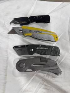 lot 0213 image: Collection of Utility Knives