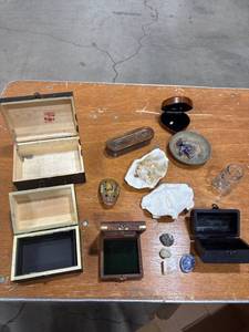 lot 0222 image: Assorted Boxes and Trinkets