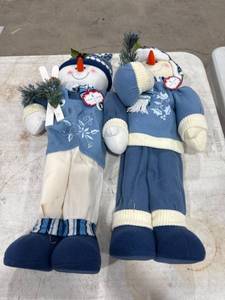 lot 0229 image: Plush Snowman Figurines