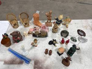 lot 0230 image: Assorted Home Decor & Figurines