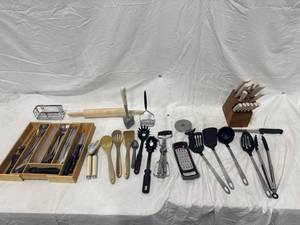 lot 0236 image: Assorted Kitchen Utensils Set