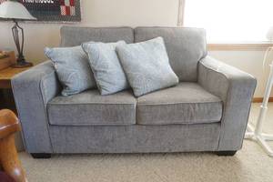 lot 3 image: Love Seat. 5x37x34