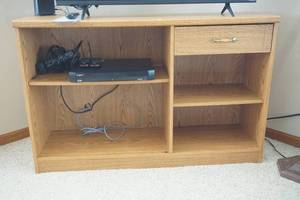 lot 4 image: TV Stand