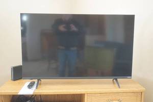 lot 5 image: 43 VIZIO Smart TV. With Box (has been used)