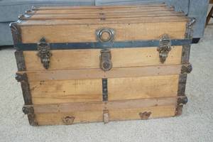 lot 6 image: Antique Steamer Trunk