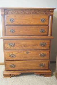 lot 9 image: 5-Drawer Dresser.