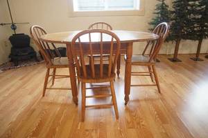 lot 16 image: VintageAntique Round Wooden Table with Drop Down Leafs and 4 Chairs
