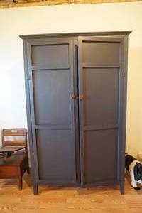 lot 17 image: Large 2-Door Standing Cabinet