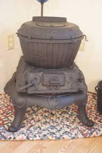 lot 19 image: Antique Cast Iron Stove