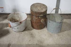 lot 139 image: AntiqueVintage Cans Enamel, Galvanized, Frozen Ice Cream Tin Can