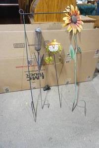 lot 168 image: (4ct) Metal Lawn and Garden Decor