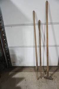 lot 176 image: (2ct) Wooden Handles for garden Tools & VintageAntique Scraper