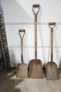 lot 178 image: (3ct) Square Shovels