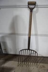 lot 185 image: Vintage 10-Tine Pitch Fork