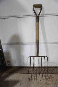 lot 186 image: Vintage 8-Tine Pitch Fork