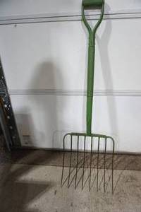 lot 187 image: Vintage 8-Tine Pitch Fork. John Deere Green Color