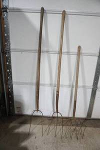 lot 192 image: Vintage Pitchforks (3ct)