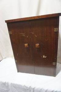 lot 36 image: Vintage 2-Door Wooden Cabinet