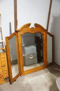 lot 38 image: Tri-Fold Dresser Mirror in Country French Style