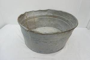 lot 208 image: Vintage Galvanized Wash Tub (does have a hold in the side)