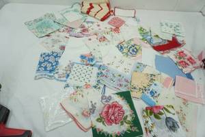 lot 262 image: Vintage Womens & Childrens Hankies, Vintage Doilies
