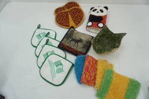 lot 264 image: Hot Pads, Oven Mitts, Wash Rags