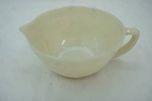 lot 274 image: Vintage Fire-King Ivory Milk Glass Batter Mixing Bowl