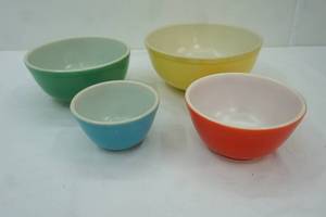 lot 275 image: Vintage Pyrex Bowl Set