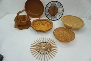 lot 293 image: Baskets and Hot Plates
