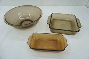 lot 296 image: Pyrex & Anchor Hocking Pans & Large Mixing Bowl