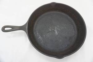 lot 312 image: Lodge Cast Iron Pan 10.5 diameter