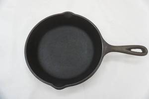 lot 313 image: Lodge Cast Iron Pan 8 diameter